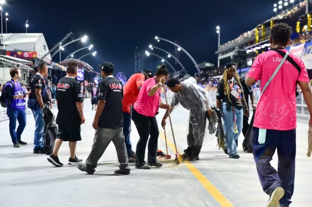 Óleo na pista atrasa desfile e faz Vai-Vai entrar no Anhembi ao amanhecer