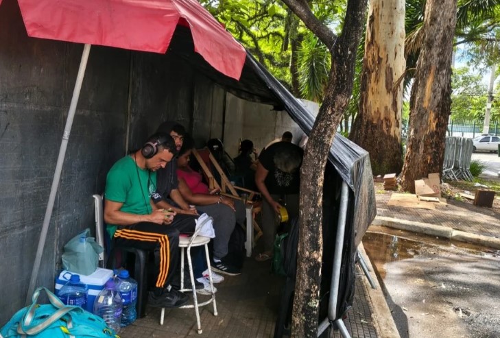 Ambulantes acampam no Ibirapuera para garantir vaga nos blocos de Carnaval