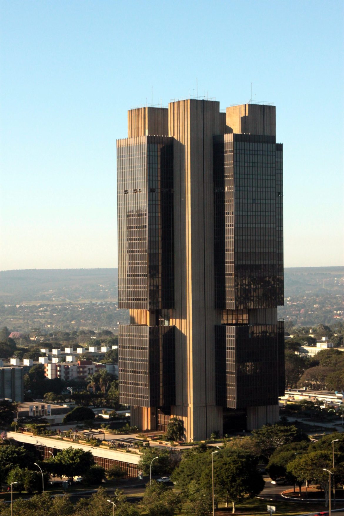 alerta-do-banco-central-sobre-superendividamento-no-brasil