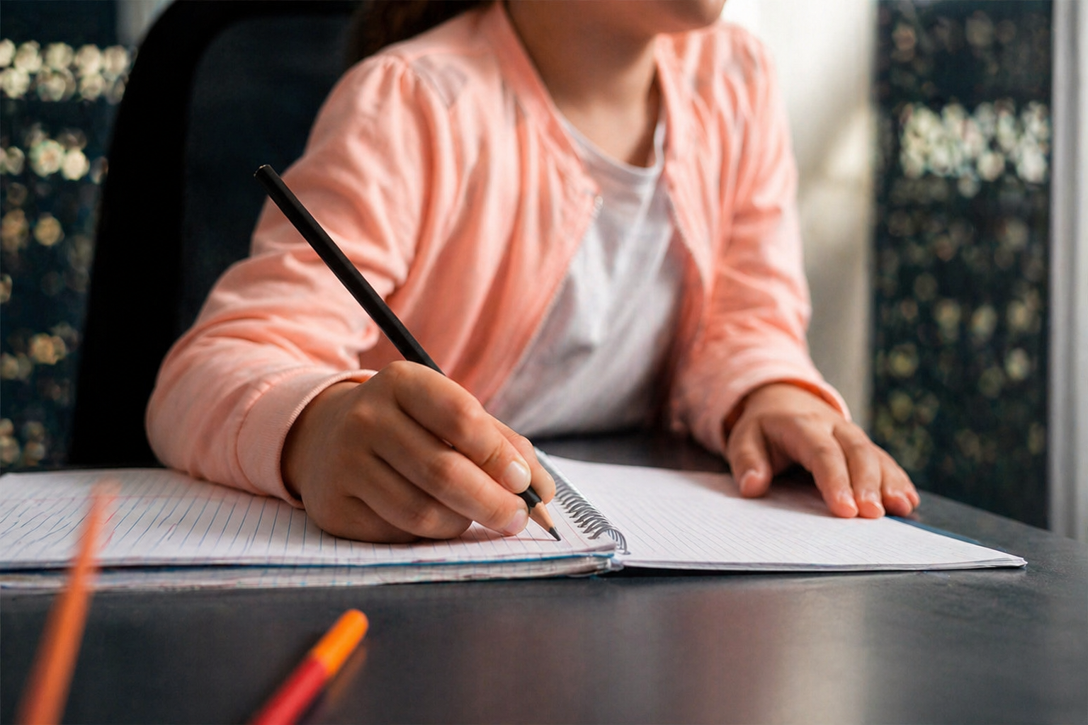 Estudos da USP apontam benefícios da escrita cursiva para memória e coordenação motora