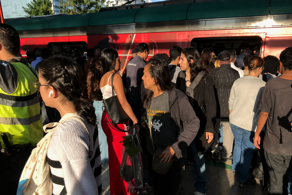 falha-provoca-transtornos-a-passageiros-na-linha-9-esmeralda-em-sp