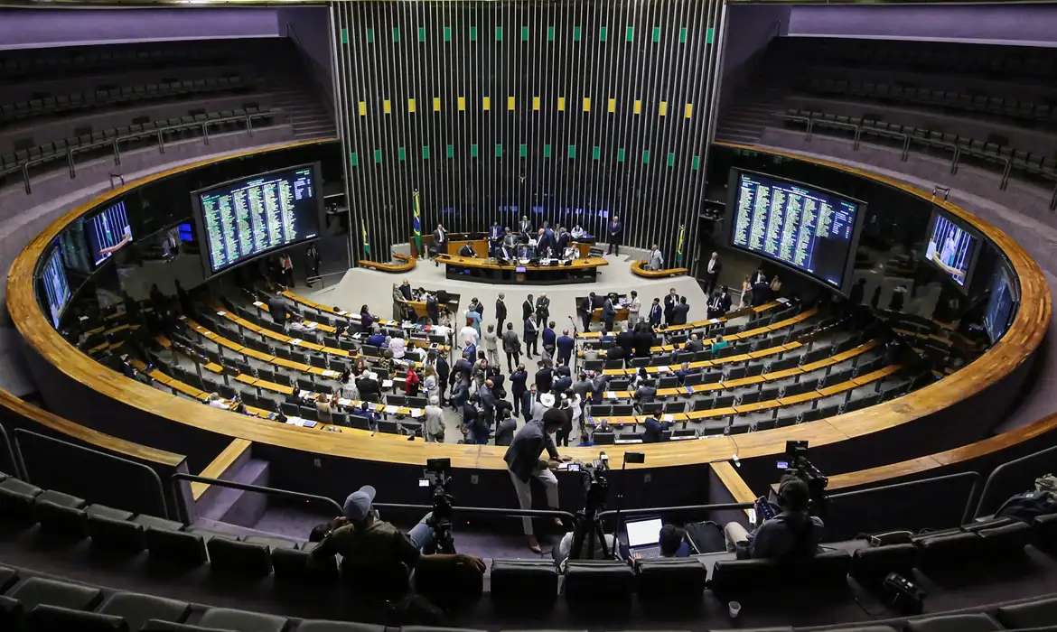 Comissão especial para análise da PEC do fim da escala 6×1 é instalada na Câmara dos Deputados