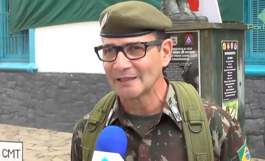 GENERAL DINIZ, CMT DA 2ª DE, DESPEDE-SE DE MILITARES DO BATALHÃO BORBA GATO EM PINDA
