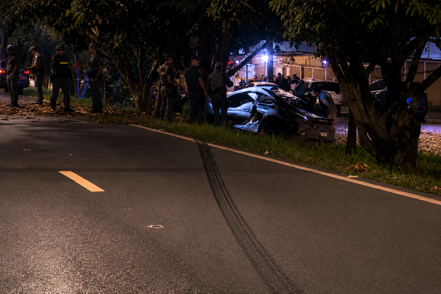 Casal morre após Porsche bater em árvore e pegar fogo no interior de SP