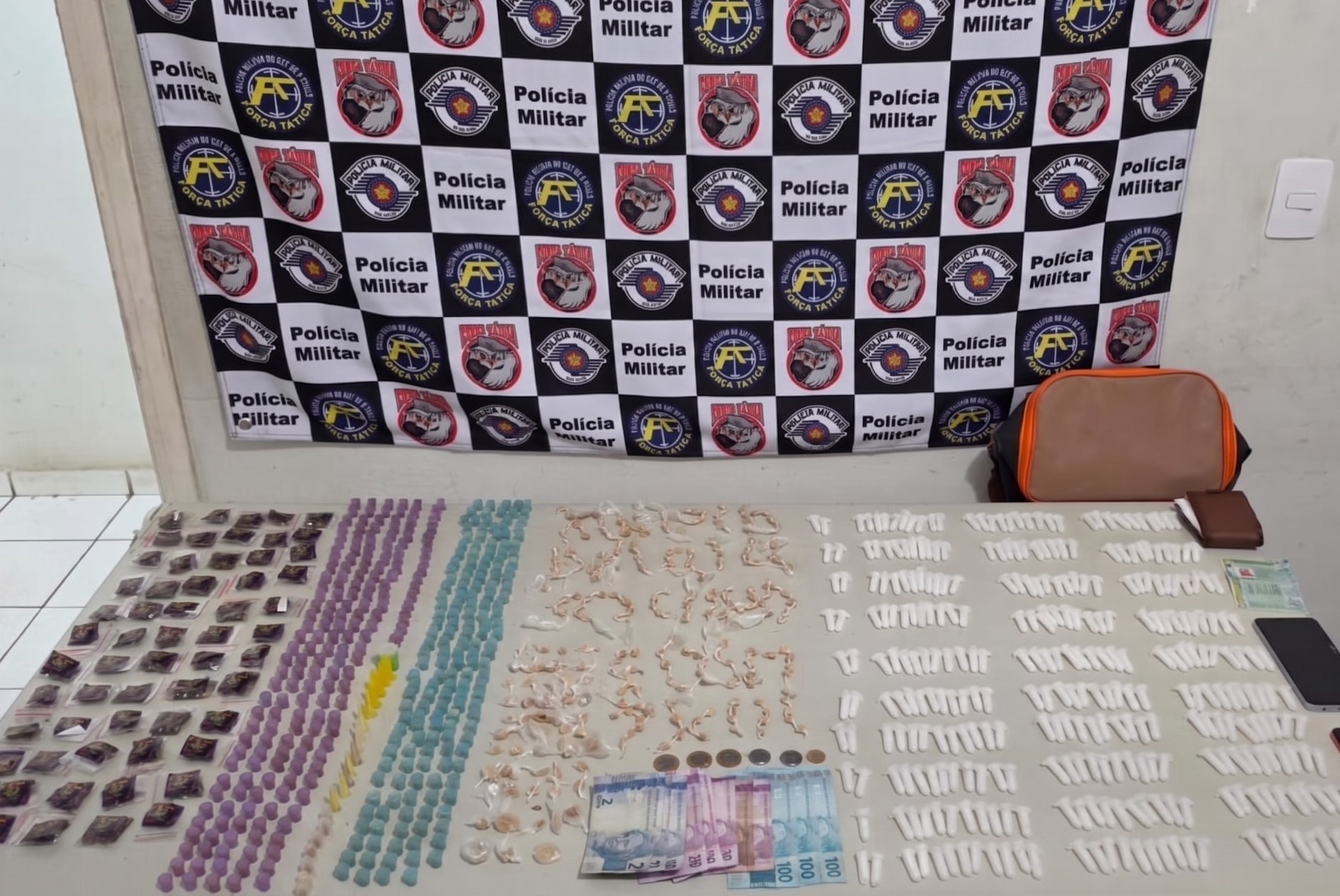 MAIS DE MIL PORÇÕES DE DROGAS SÃO APREENDIDAS E TRÊS PESSOAS SÃO PRESAS NO INTERIOR DE SP